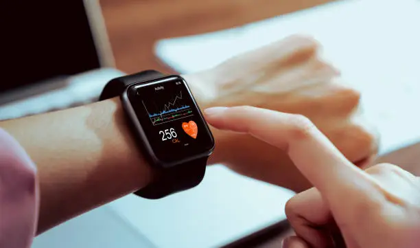 Pessoa mostrando qual o melhor smartwatch custo beneficio